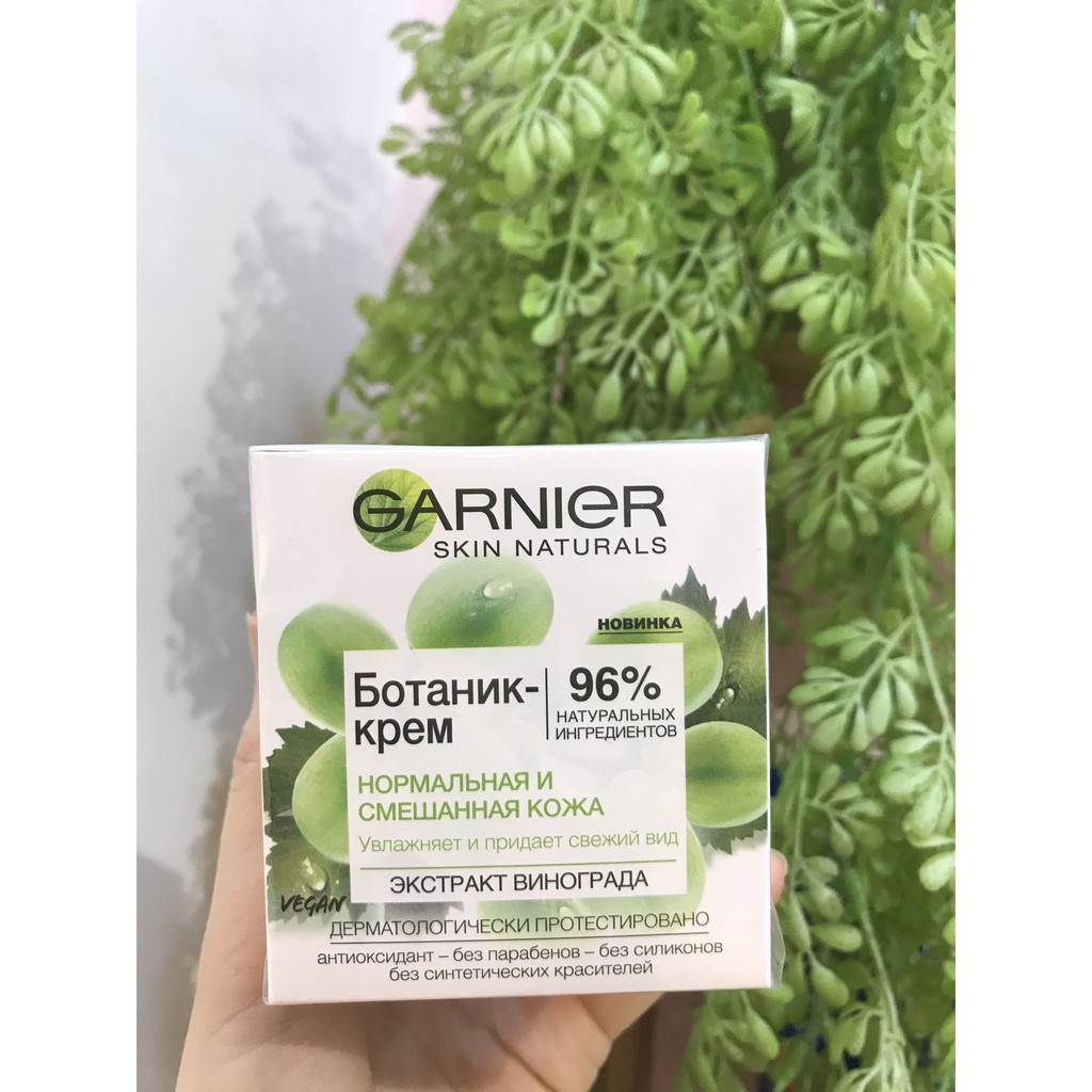 Kem dưỡng Garnier Botanical with Grape Water chứa chiết xuất nho xanh dưỡng ẩm, cho da mềm mịn, sáng hồng