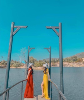 Đầm maxi vàng đỏ phối lưới ngực