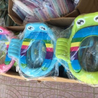 BỆ LÓT BỒN CẦU CHO BÉ CÓ TAY VỊN