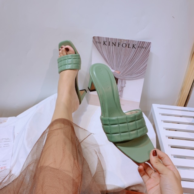 Guốc kẽ ô quai ngang gót dẹp