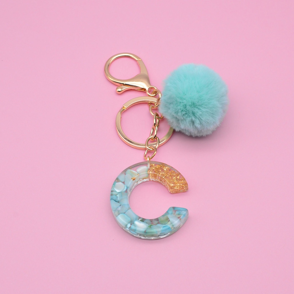 Móc Khóa Nhựa Resin Hình Chữ Cái Alphabet Dễ Thương Có Quả Cầu Lông