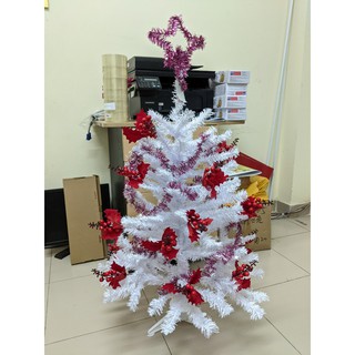 Cây thông noel màu trắng cao 90cm có trang trí hoa đỏ và dây kim tuyến. NOEL3TR17