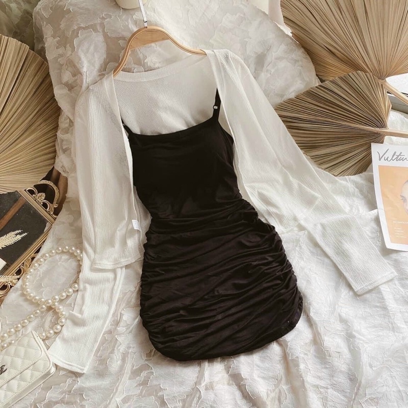 đầm 2 dây đen kèm áo cardigan khoác ngoài