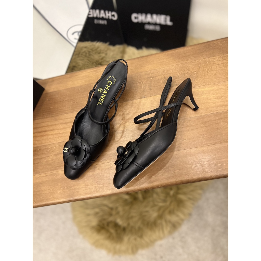 Giày cao gót nữ da thật thời trang cao cấp 𝘾𝙝𝙖𝙣𝙚𝙡 𝘾𝙝𝙖𝙣n𝙚𝙡 CN thiết kế đính bông hoa ở mũi giày, phong cách thanh lịch