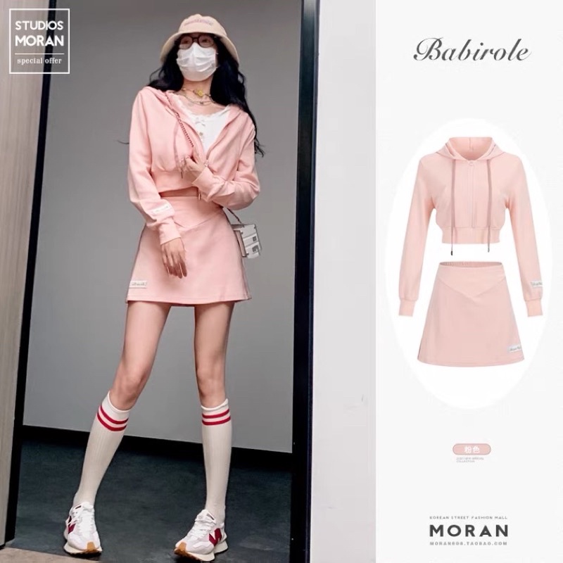 Set khoác nỉ có mũ croptop và chân váy chữ A hồng năng động và siêu cute Moran