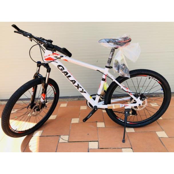 Xe đạp thể thao GALAXY ML200 mẫu 2021 mới nhất tặng kèm chắn bùn và giá để bình nước.