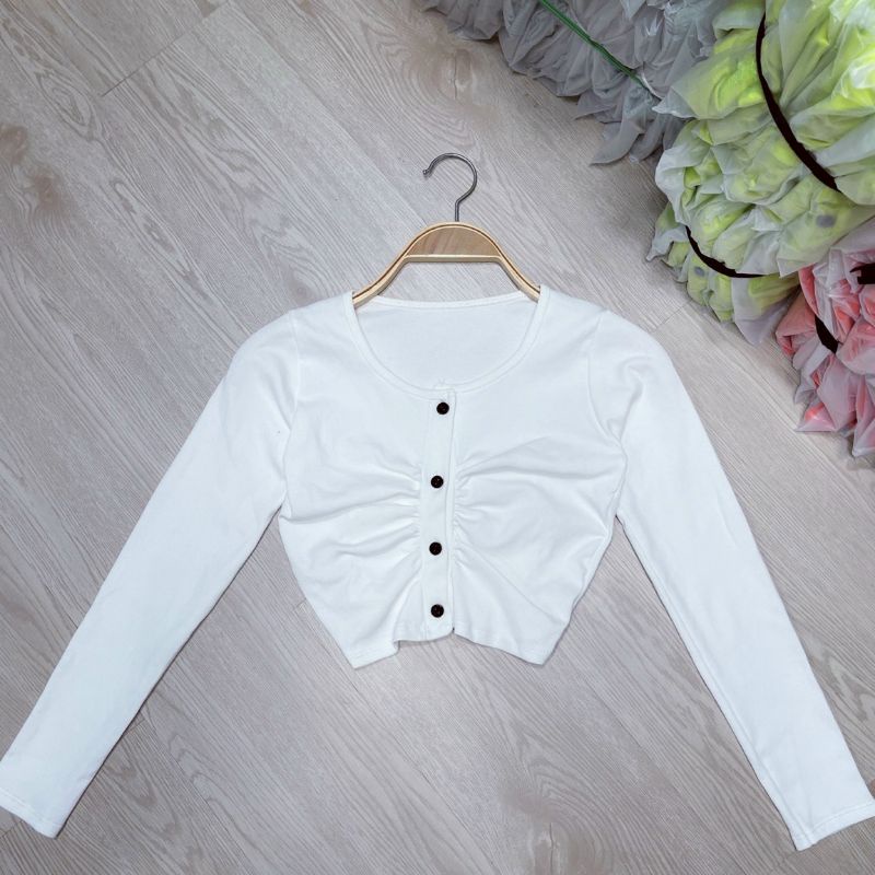 Áo thun tay dài croptop nhíu ngực phối 4 nút giữa