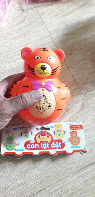 Con lật đật hình chú Gấu bằng nhựa có nhạc và đèn Led tặng kèm pin