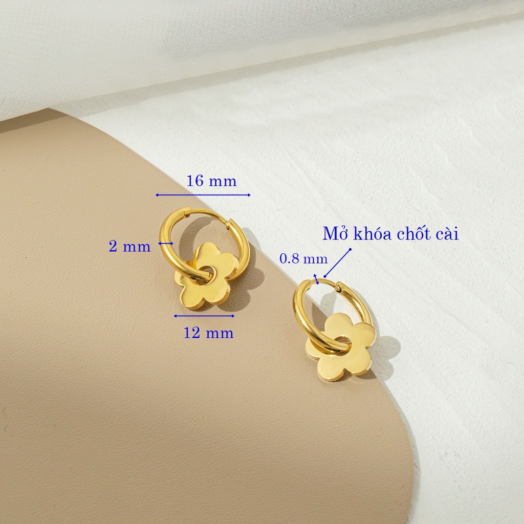 Khuyên tai tròn chất liệu titan mặt hoa 5 cánh không đen gỉ (1 đôi)
