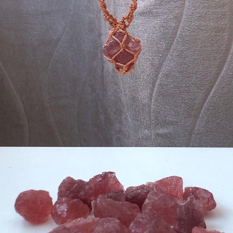 Vòng cổ dây chuyền macrame Strawberry Quartz