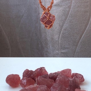 Vòng cổ dây chuyền macrame Strawberry Quartz