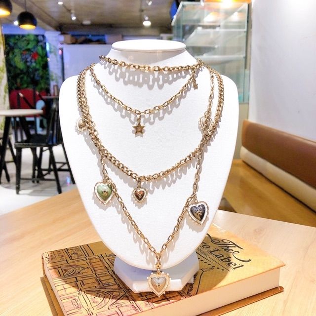 Vòng cổ da trưng bày trang sức cao cấp