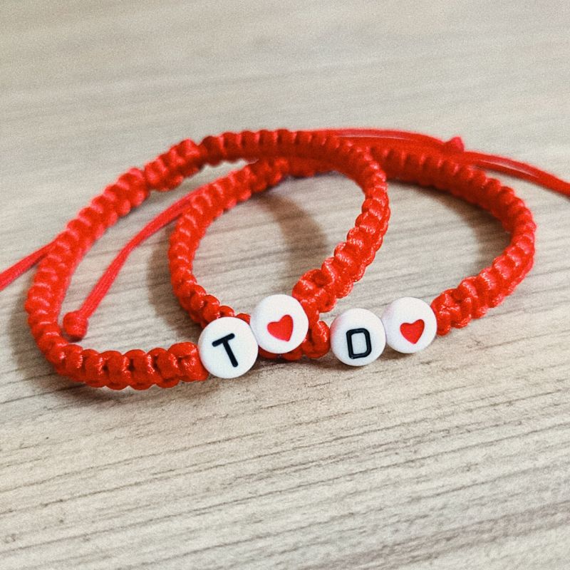 Vòng tay chỉ đỏ hạt nhựa khắc chữ cái đầu tên , vòng tay đôi nam nữ, vòng tay tình bạn, vòng cặp tình yêu...