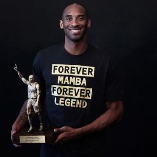 Áo phông NBA Kobe Bryant Los Angeles Lakers # 24 Trang phục bóng rổ Mamba đen kỷ niệm Kobe