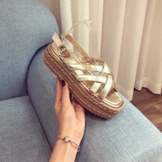 Giày sandal đế cói mang cá tính