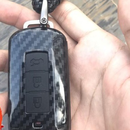 Ốp chìa khóa carbon Mitsubishi Xpander, Outlander 2018-2019 2020 2021 kèm móc treo