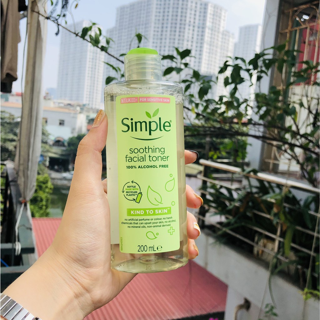 Nước hoa hồng, sữa rửa mặt dành cho da nhạy cảm Simple Smoothing Facial Toner 200ml