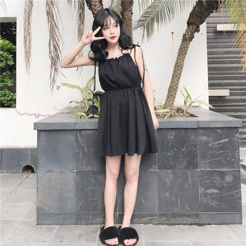 ۞○Váy nữ sinh Hàn Quốc mùa hè cạp cao eo mảnh mai một đường lệch vai nhỏ màu đen hợp thời trang .