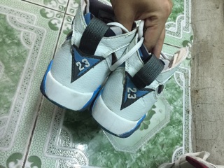 Giày sneakers