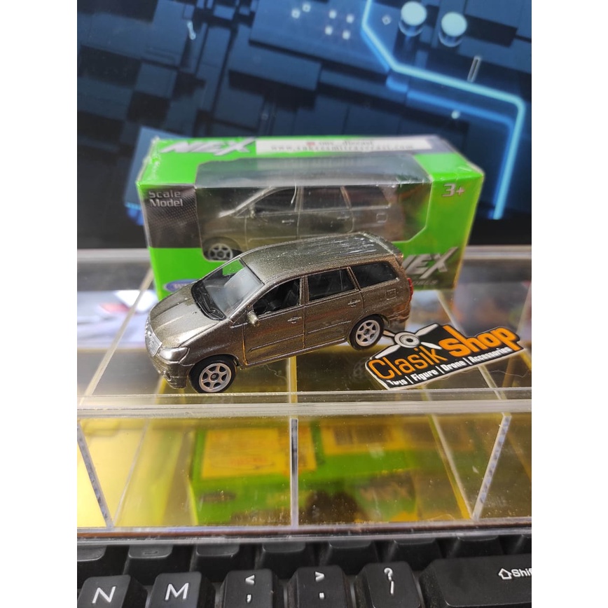 Mô Hình Xe Hơi Toyota Innova Tỉ Lệ 1: 60