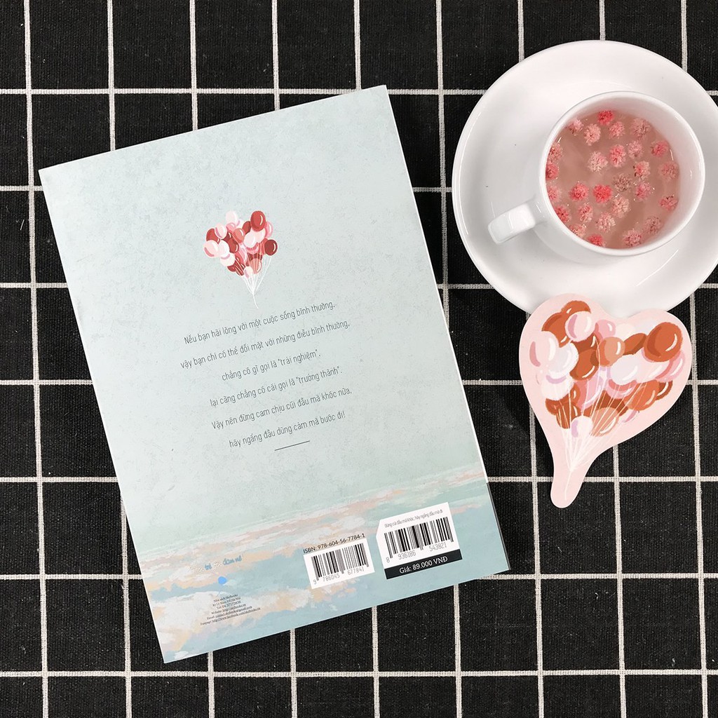 Sách - Đừng Cúi Đầu Mà Khóc, Hãy Ngẩng Đầu Mà Đi (Kèm Bookmark) - Lư Tư Hạo - Thanh Hà Books HCM