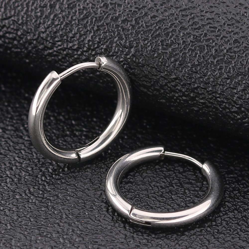 Khuyên Tai Tròn Nhỏ Bằng Thép Titan Màu Trơn Cổ Điển Đơn Giản Phong Cách Punk Thời Trang Unisex