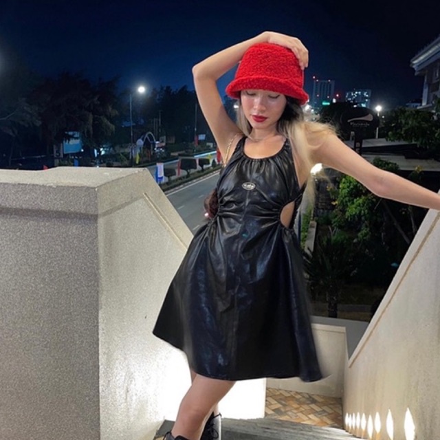 Đầm da nữ hai dây khoét eo hở lưng quyến rũ