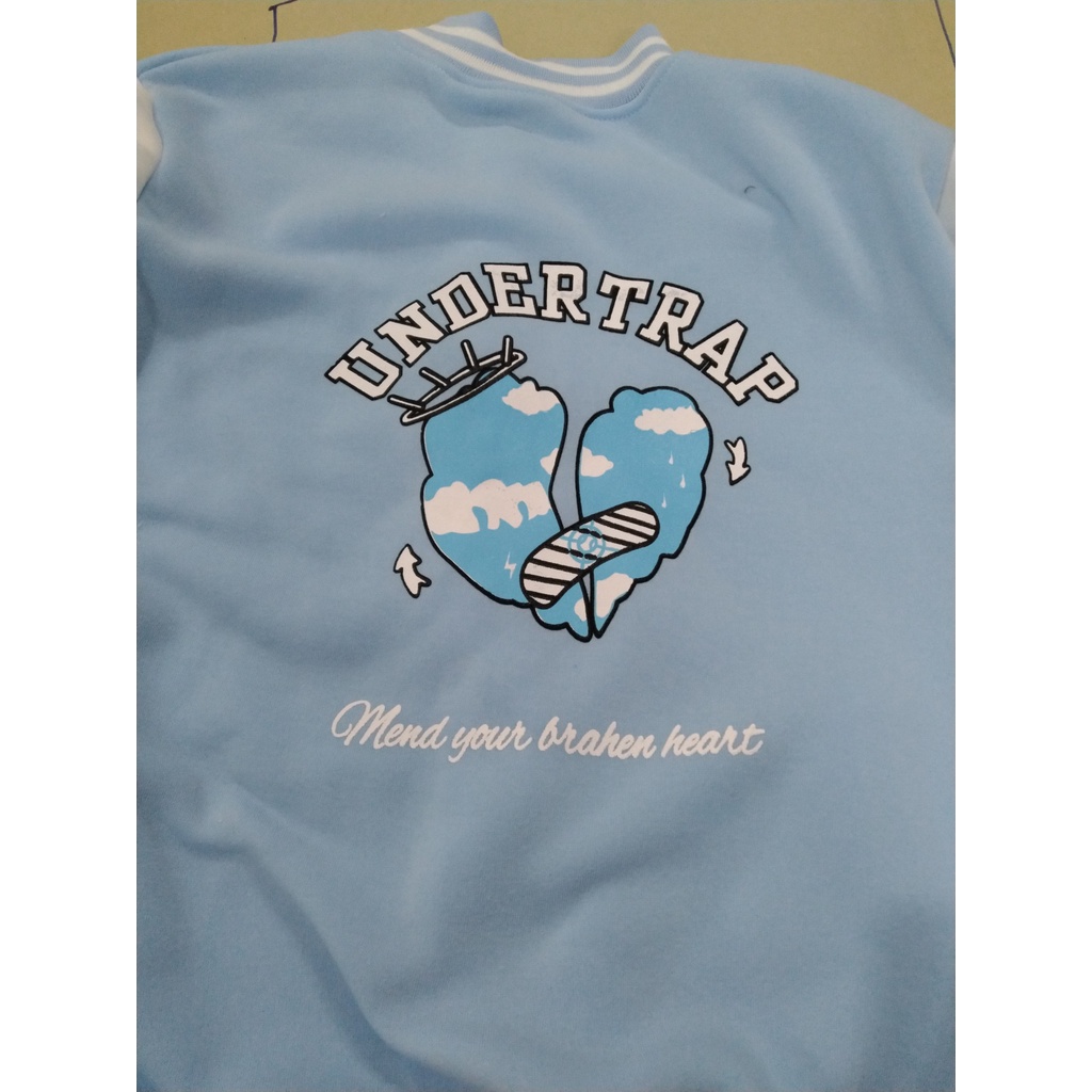 Áo khoác Bomber UNDERTRAP in chữ U.