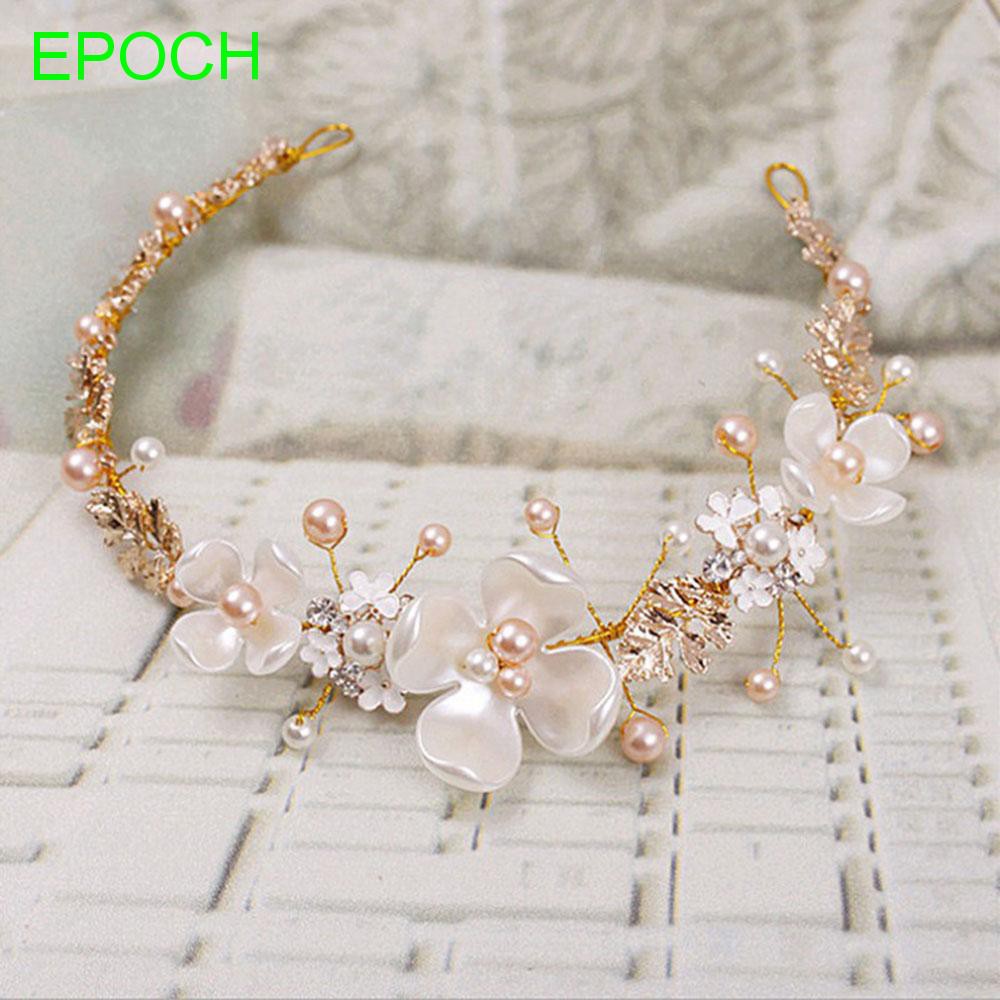 Cài tóc đính đá kiểu bông hoa đẹp mắt cho cô dâu