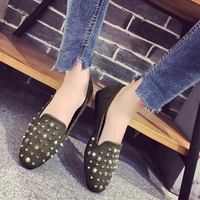 Giày bệt nạm đinh