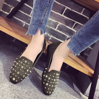 Giày bệt nạm đinh