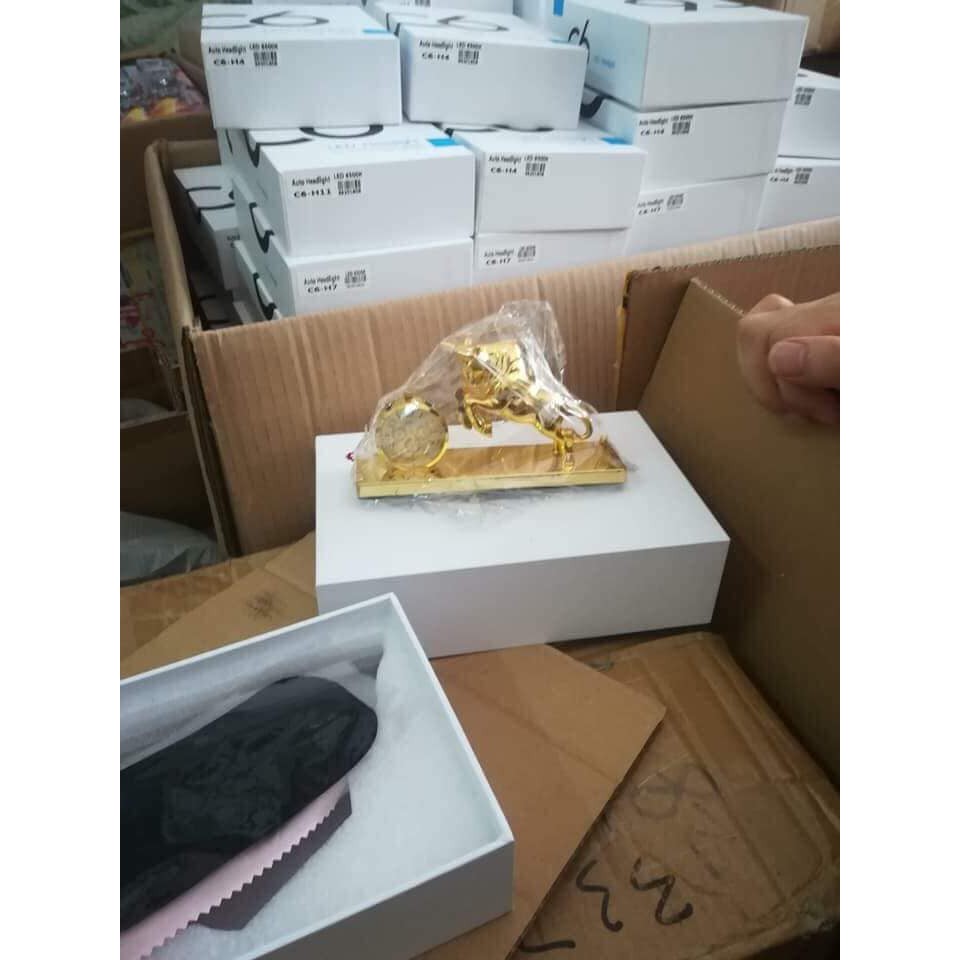 Tượng ngựa mạ vàng kèm nước hoa - Kèm đồng hồ cao cấp trên taplo xe hơi, Ôtô, ảnh chụp sản phẩm thật