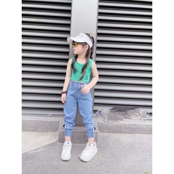 Set áo crop top quần jean bomm sành điệu cho bé gái