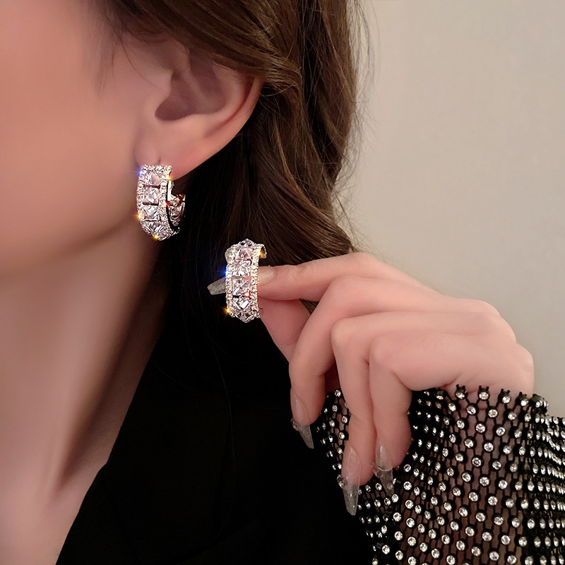 Khuyên Tai Bạc Hình Chữ C Đính Đá Zircon Kiểu Dáng Mới Cho Nữ