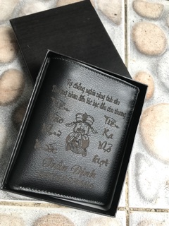 ví da bò đứng khắc tên