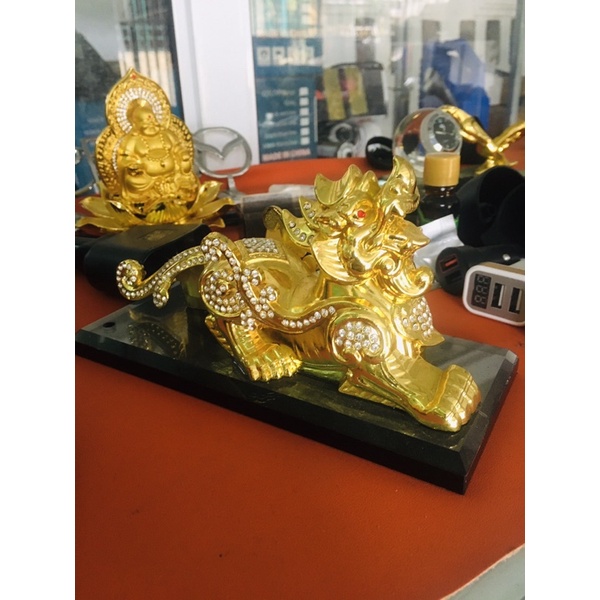 Tượng Tỳ Hưu để xe ô tô bằng hợp kim mạ vàng, đính đá - Tượng phong thủy Linh Vật Tỳ Hưu Tài Lộc, may mắn (Vàng )