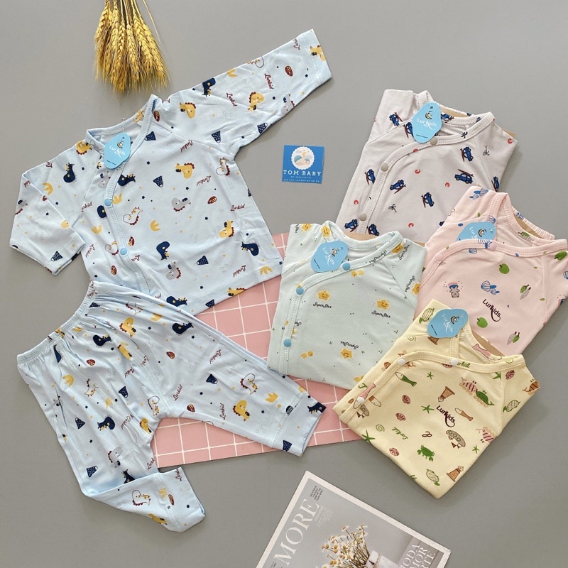 Bộ dài tay cúc chéo Lurkids cho bé