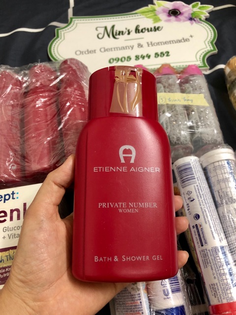 Sữa tắm nước hoa chữ A màu đỏ | BigBuy360 - bigbuy360.vn