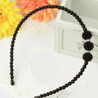 Cài tóc đính hạt màu trắng và đen
