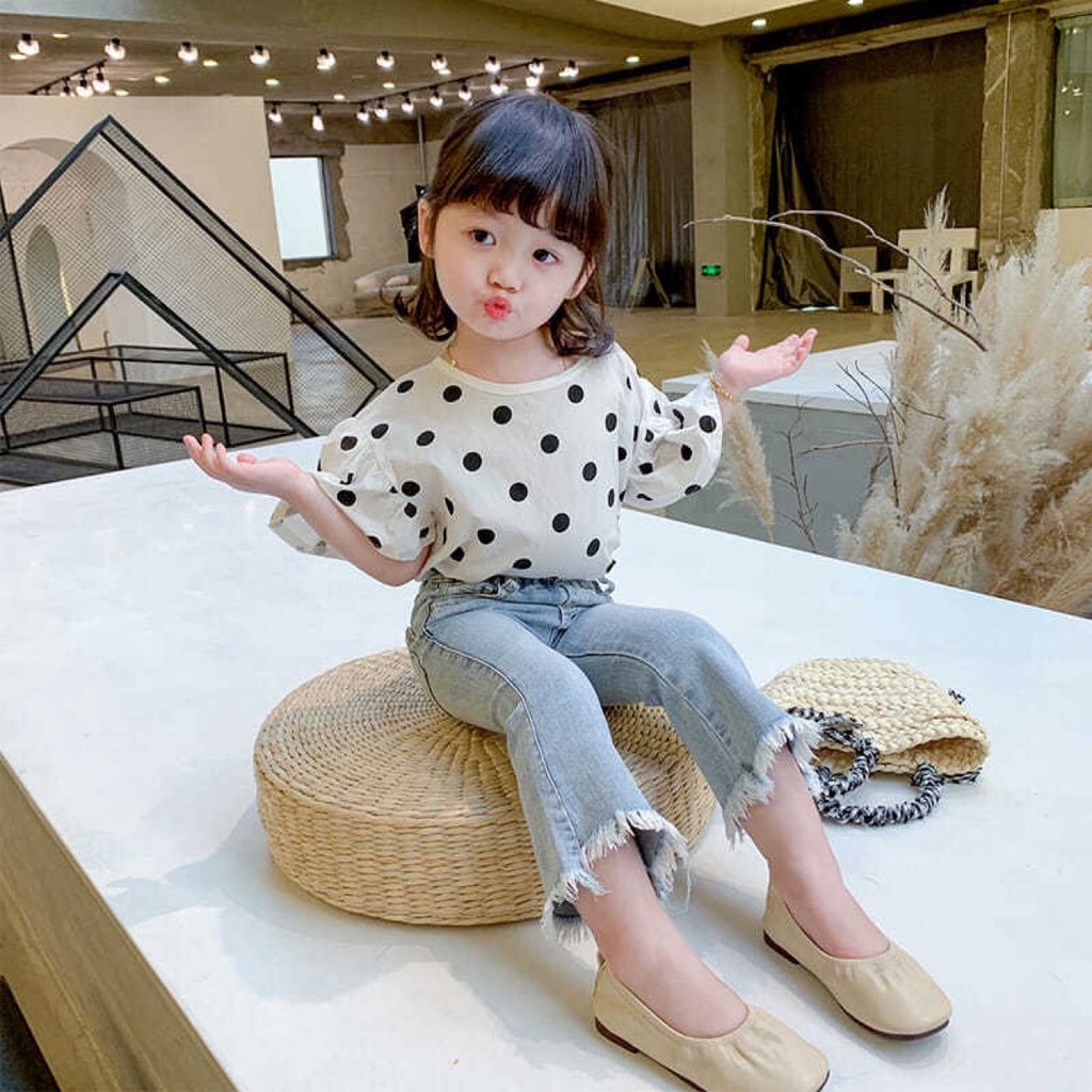 Áo thun ngắn tay họa tiết chấm bi và quần jean IQ ANGEL thời trang dành cho bé gái