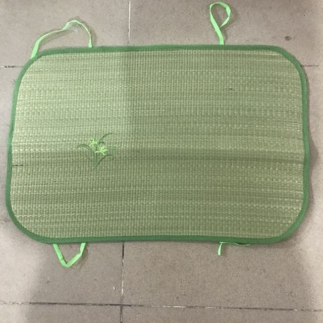CHiếu cỏ nằm cho bé