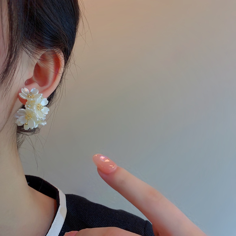 Khuyên Tai Hình Hoa Trắng Đính Kim Cương Giả Phong Cách Pháp Thanh Lịch Thời Trang Mới