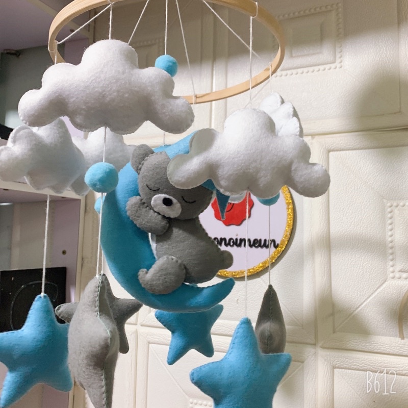 Đồ chơi treo nôi cho bé kích thích thị giác cho bé, tự xoay và phát nhạc mẫu Gấu xám và Trăng Xanh bé trai