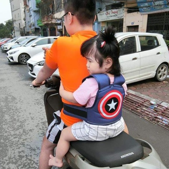 Đai xe máy, đai có khóa bảo vệ an toàn cho bé khi ngồi sau xe