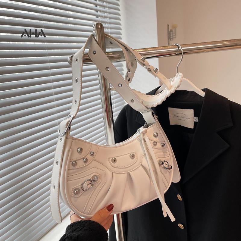 Túi xách AHA official đính đinh tán phong cách thời trang dành cho nữ