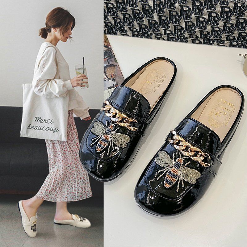 Giày sục nữ chất da bóng đế thấp thêu  ong viền quai xích