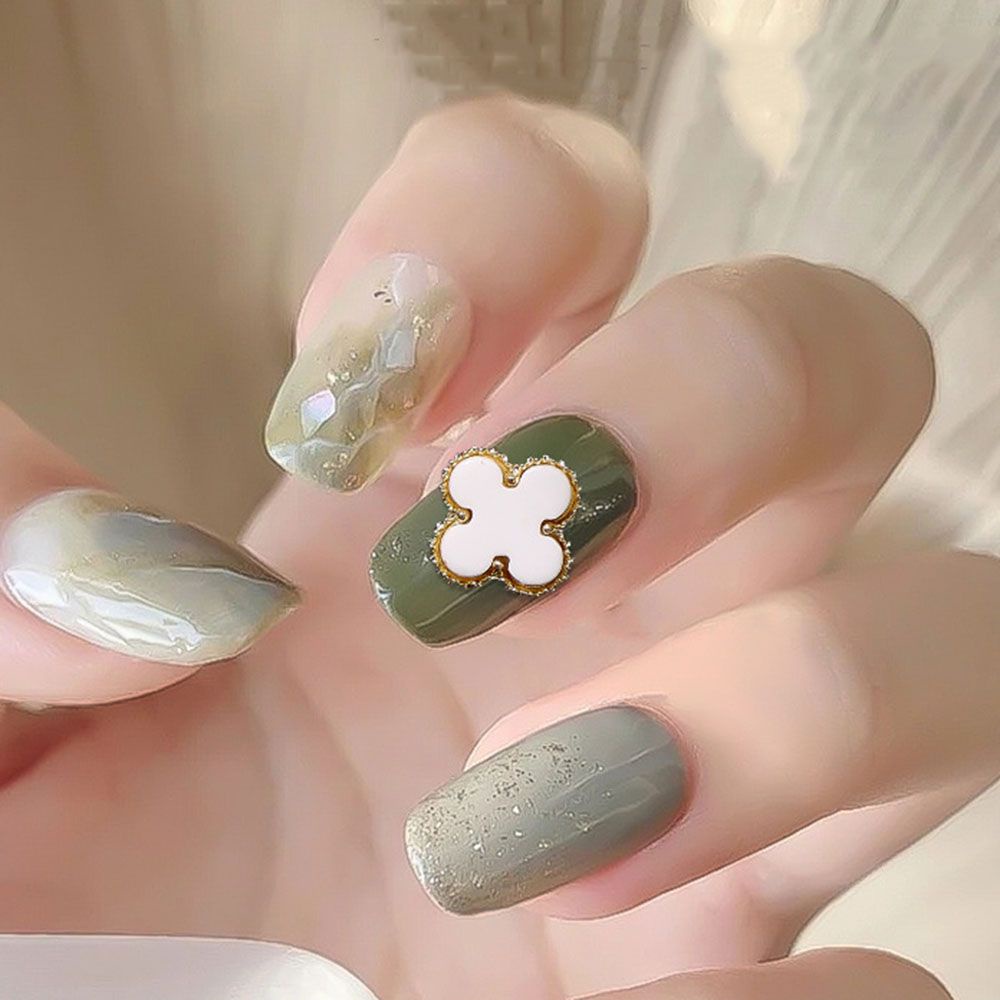 [Hàng mới về] Phụ Kiện Trang Trí Móng Tay Nghệ Thuật Hình Cỏ Bốn Lá 3D Bằng Hợp Kim Màu Trắng Và Đen