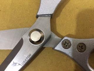 Kéo cắt thịt gà