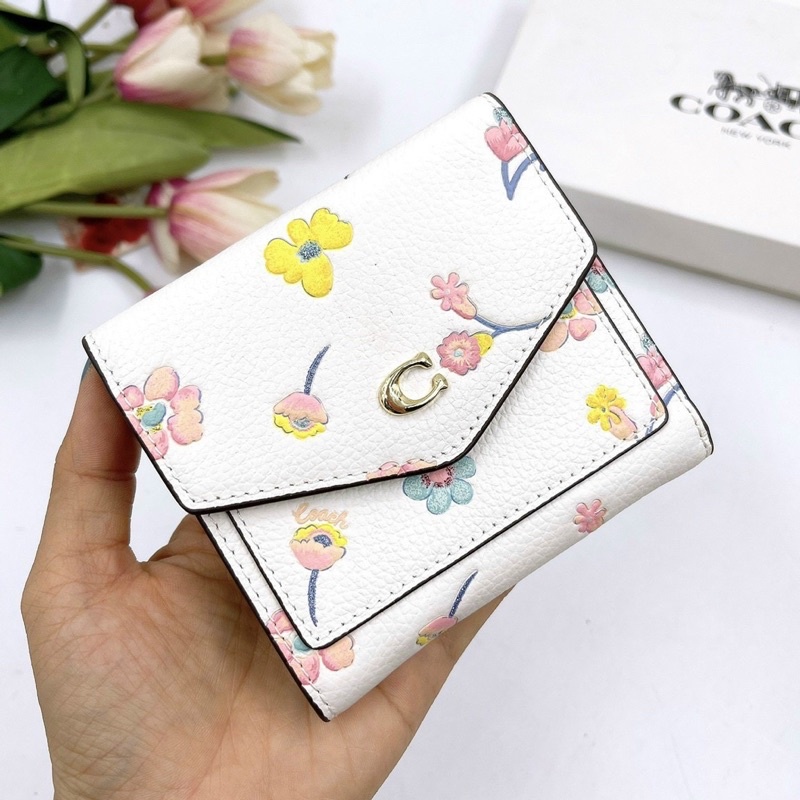 Ví Coach nhỏ nắp bì thư hoạ tiết mới