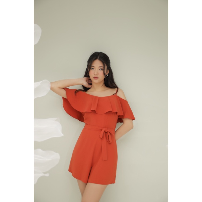 Jumpsuit ngắn áo liền quần, bèo phủ vai chất liệu mango hàn đẹp CLARA MARE Two-strape short jumpsuit JUM4002
